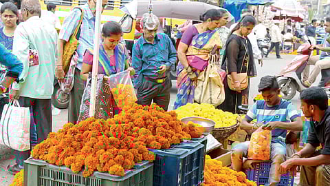 १ लाख किलो  झेंडू बाजारात