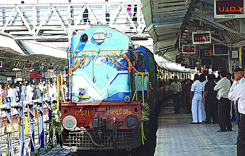रेल्वे आरक्षण केंद्रांबाहेरील एजंटांसाठी 'बॅड न्यूज'