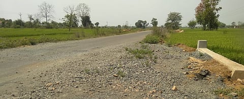 अर्जुनी मोरगाव : सीडी वर्क केलेल्या कामामुळे बाहेर उखडून पडलेली गिट्टी.