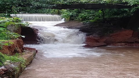 Jaigad Kalzondi Part of the bridge collapsed and  two story house collapsed in ratnagiri