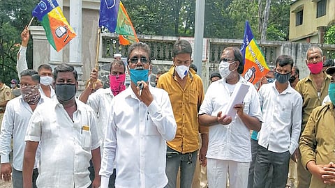 रिक्षासाठी घेतलेलं कर्ज त्वरित माफ करा; रिक्षा युनियनचा आक्रमक पवित्रा