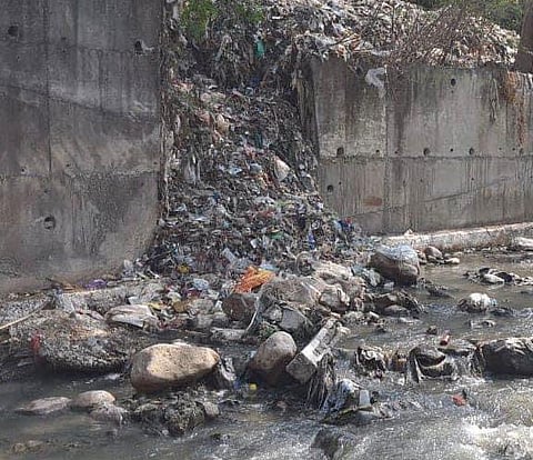 धोक्याची घंटा ! आंबेगाव प्रकल्पातील कचरा ओढ्यात