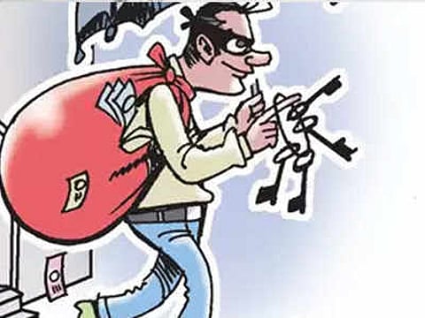 आधी यथेच्छ दारूची पार्टी...मग चोरी