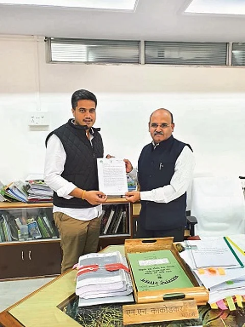 MLA Pawar took up the Madhok issue