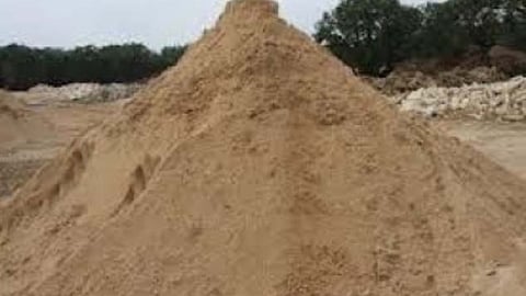 Akola Marathi News- Seized sand taken home by soldier, see what action the tehsildar took