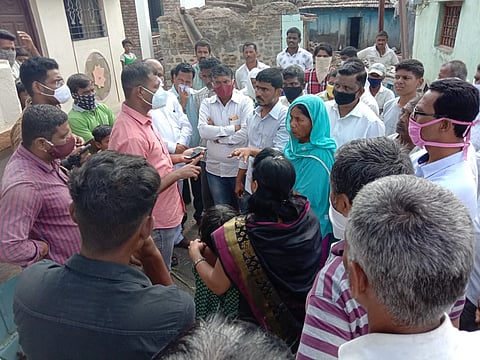 A family in Murum is attacked with a sword by a group of 12 to 15 people