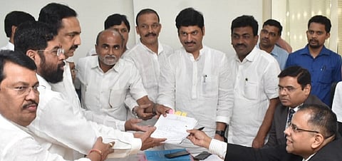 मुंबई : संजय दौंड यांचा मंगळवारी उमेदवारी अर्ज दाखल करण्यात आला. यावेळी जयंत पाटील, धनंजय मुंडे, एकनाथ शिंदे, विजय वडेट्टीवार.