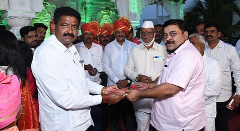 सासवड : हारतुऱ्यांऐवजी लग्नसमारंभात वाटली पुस्तके