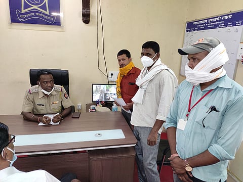 सावनेर : पोलिस निरिक्षकांना निवेदन देताना ग्रामस्थ.