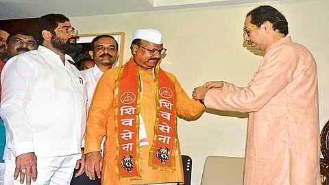 औरंगाबाद ः जिल्ह्यातील सिल्लेड विधानसभा मतदार संघाचे कॉंग्रेसचे आमदार अब्दुल सत्तार यांनी सोमवारी मुंबईत मातोश्रीवर शिवसेनेत प्रवेश केला. शिवबंध बांधताना उद्धव ठाकरे. सोबत एकनाथ शिंदे, कृष्णा पाटील डोणगावकर, केशवराव तायडे.