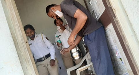 गडचिरोली : वाहतूक पोलिसांना चहा देताना जितेंद्र उपाध्ये.