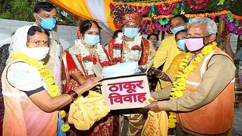 नांदेड - ठाकूर - चौहान कुटुंबियांनी साध्या पद्धतीने लग्न करुन कोरोना योद्धांचा सन्मान केला.