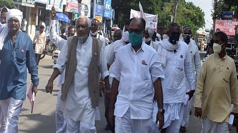 नांदेड - शेतकरी संघटनेच्या वतीने विविध मागण्यांसाठी शुक्रवारी आंदोलन करण्यात आले.