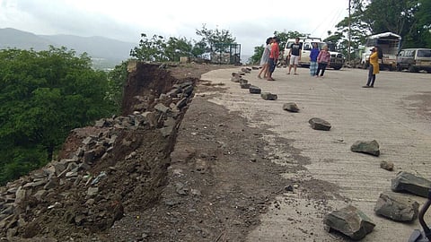 wall collapse in Shivneri Fort