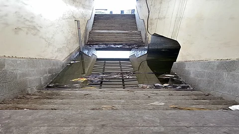 भुयारी मार्गात सांडपाणी साचले आहे.