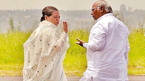 तडकाफडकी महाराष्ट्रातील काँग्रेस नेते का गेलेत दिल्लीला ?