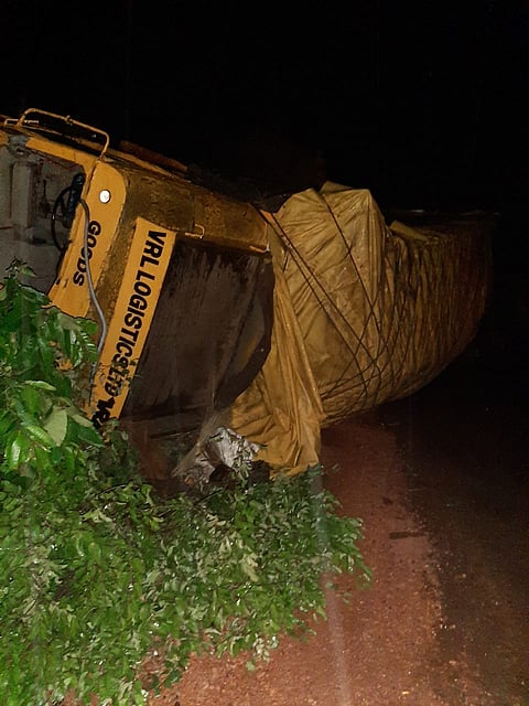 thieves removing a bag of sugar from the vehicle involved in the accident belgum news