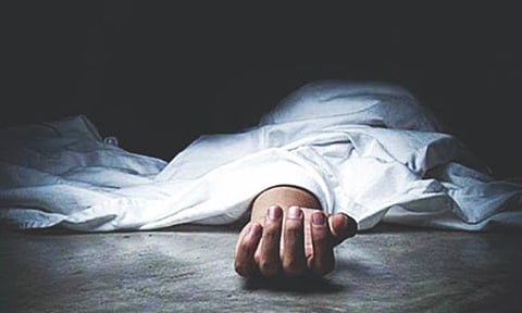 जीवनात अनेक धक्के सहन केले, आता कंटाळा आलाय असे लिहत तरुणीने केली आत्महत्या