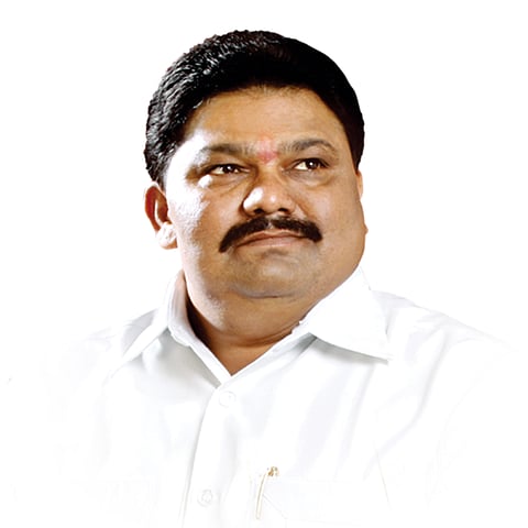 Ration shopkeepers are likely to mess up. This allegation was made by former MLA Suresh Halvankar