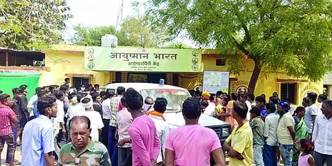 टाकळघाट ः हल्ल्यात जखमी झालेल्या तरुणीवर उपचार सुरू असताना रुग्णालयासमोर जमलेली बघ्यांची गर्दी.