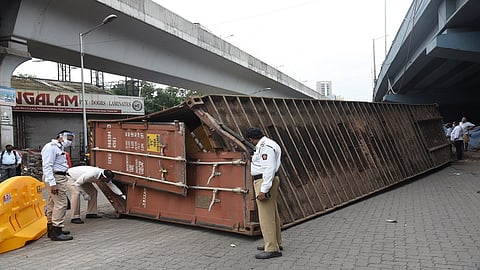 ठाण्यात रस्ता एक, अपघात तीन; उड्डाणपुलावरून कंटेनर 50 फूट खाली कोसळला