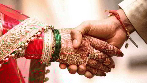 theft of purse Of brides mother at photosession of marriage in Pune