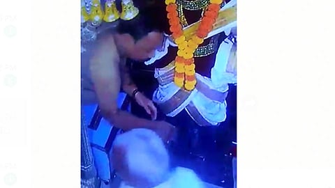 पंढरपूर : दान केलेले पैसे लंपास करताना पुजारी सीसीटीव्हीत कैद (व्हिडिओ)