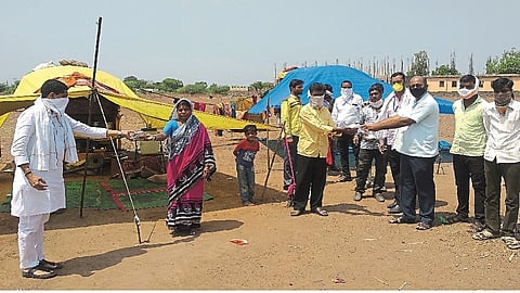 तीर्थपुरी: पालावर जाऊन गरजवंताना साहित्य वाटपासह भोजनाचे पाकीट देताना जिल्हा परिषदेचे उपाध्यक्ष महेंद्र पवार.