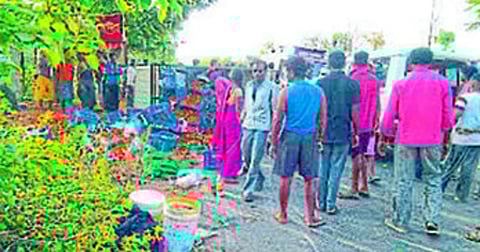 गोंदिया : रस्त्याच्या कडेला उलटलेले वाहन व नागरिकांनी केलेली गर्दी.