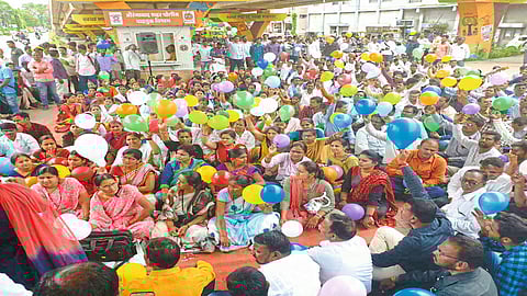 औरंगाबाद ः शंभर टक्के अनुदानासाठी मुप्टातर्फे शनिवारी क्रांती चौकात फुगे फुगवा आंदोलन करण्यात आले.