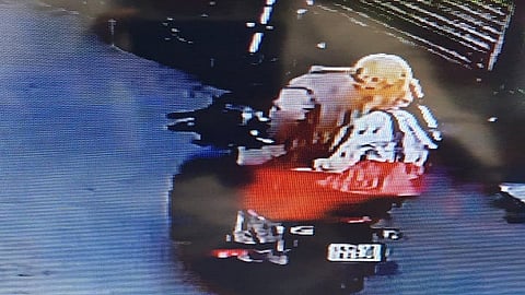 vani chain snacthing.jpg