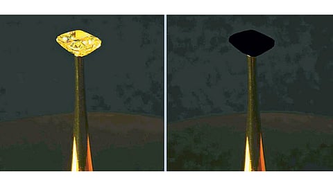 ‘व्हॅंटाब्लॅक’चा थर दिल्यानंतर काहीक्षणांसाठी हिराही दिसेनासा होतो.