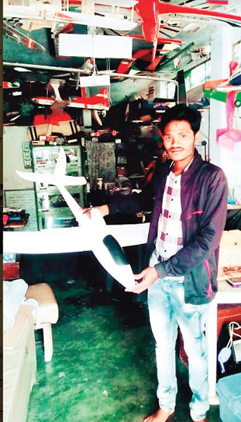 नागपूर येथे एरोव्हीजन एरोमॉडलिंग कंपनीत एरोमॉडलिंगचे चार वर्षांचे प्रशिक्षण घेताना शुभम.