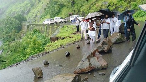 आमदार भरत गोगावले वरंध घाटाची पाहणी करताना