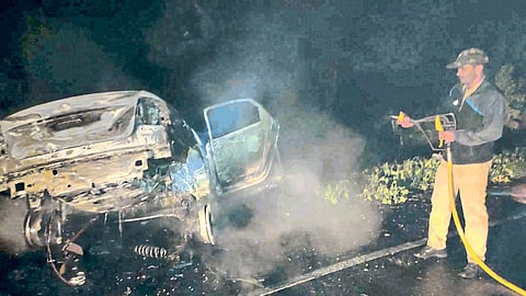 burning car in kolhapur