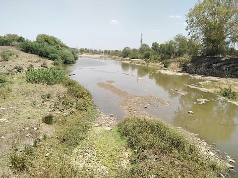 हिंगणाः कारखान्यातील दूषित पाण्यामुळे प्रदूषित झालेली हिंगण्याची वेणा नदी.