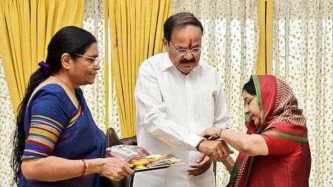 venkaya-naidu-and-sushma-sw.jpg