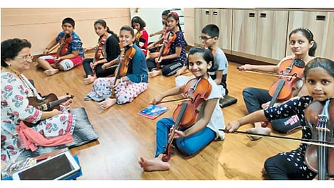 सिंहगड रस्ता - स्वप्ना दातार यांच्याकडून बालदिनासाठी व्हायोलिनवर खास रचना शिकण्यातला आनंद या बालकांच्या चेहऱ्यावर अगदी झळकतोय ना!