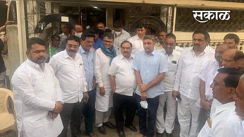 जयंत पाटीलांनी स्व.हरिभाऊ जावळेंच्या कुटुंबियांची घेतली सांत्वनपर भेट