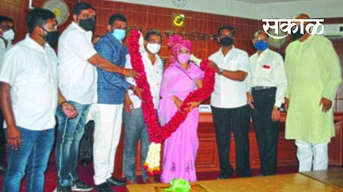 अहो आश्चर्यम ! महापौरांचा गौरव..तोही शिवसेनेकडून