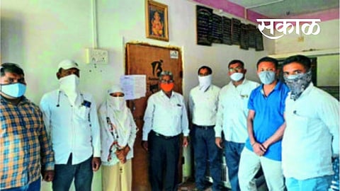 अवैध वाळू वाहतुकीचा दंड न भरल्याने ग्रामपंचायत कार्यालय केले सील