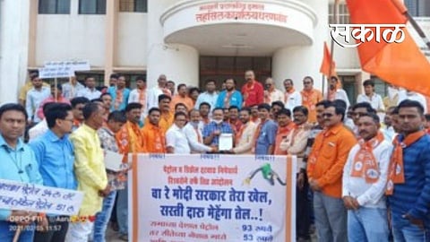 धरणगावात शिवसेनेतर्फे पेट्रोल डिझेल दरवाढीचा विरोधात तीव्र आंदोलन