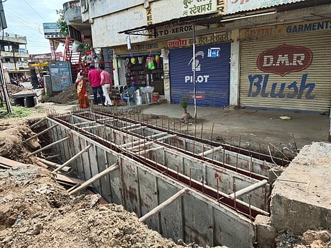 वाडीः अनियोजित नाली बांधकामामुळे समस्या निर्माण झाल्या .