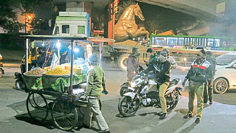 थंडीच्या कडाक्याने पुणेकर गारठले;दिवसभर उबदार कपडे घालून व्यवहार