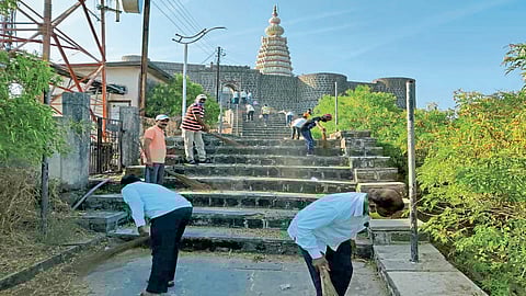 मावळत्या वर्षाला निरोप देत यमाई डोंगरावर स्वच्छता मोहीम