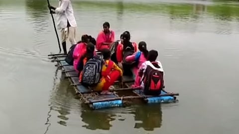 Video : शाळेसाठी तराफ्यावर बसून, ४० विद्यार्थ्यांचा धोकादायक प्रवास
