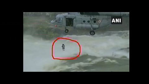 indian air force chopper rescued a man at dam in chhattisgarh video viral