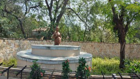 वर्धा : पोस्ट कार्यालय चौकातील झाशीची राणी यांचा पुतळा.