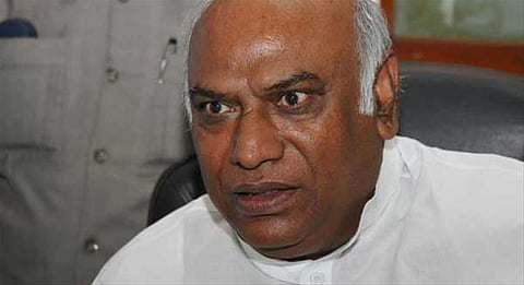 पंतप्रधान कार्यालयाच्या प्रतिष्ठेची उणीव जाणवते डॉ. मनमोहन सिंग यांच्याबद्दल खर्गे यांची कृतज्ञता