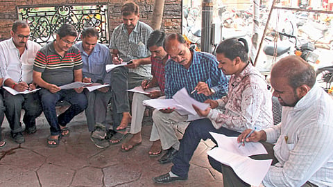 सोमवार पेठ - एका राजकीय पक्षाच्या कार्यालयात मतदान नोंदणीसाठी झालेली नागरिकांची गर्दी.